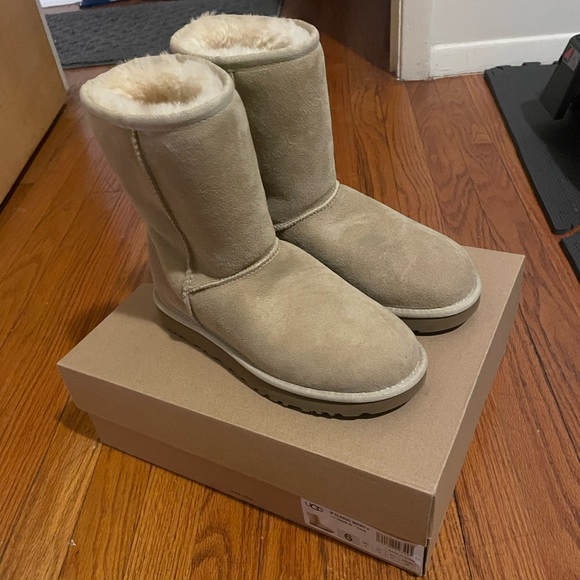 UGGS - Picture 4 of 7